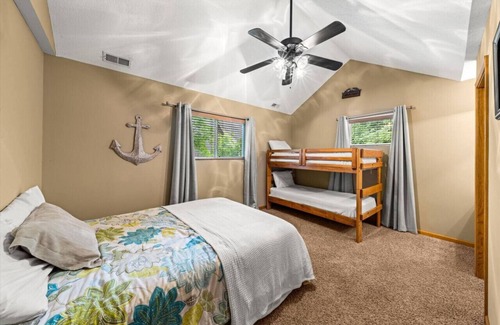 Flat Hollow Marina House | Lake It Easy Lakefront w/double dock + hot tub
