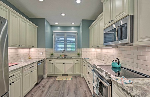 Salem Condo | Lake Keowee Condo w/Balcony & Community Perks