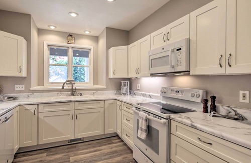 Salem Condo | Lake Keowee Condo w/Community Pool & Marina!
