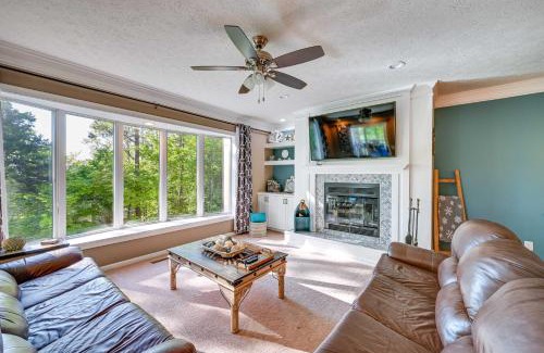 Salem Apartment | Lake Keowee Condo with Balcony and Resort Amenities!