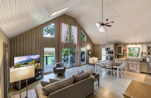 Salem House | Lake Keowee retreat for 10 with private dock!