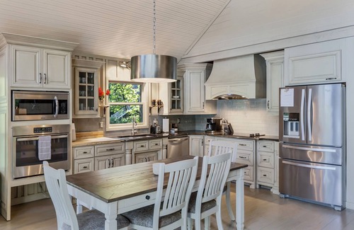 Salem House | Lake Keowee retreat for 10 with private dock!