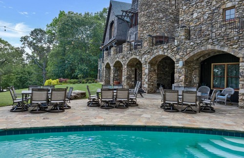 Gainesville House | LAKE LANIER CASTLE.YOUR OWN PRIVATE RESORT. BOATS, JETSKIS. PICKLEBALL, POOL