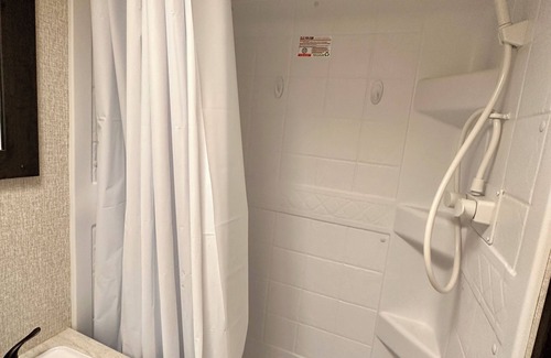 Moe House | Lake Life- Easy & Comfortable in this Cozy 2-bedroom RV with WiFi & AC