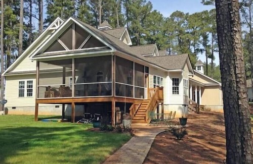 Henrico House | Lake Life Escape - The Point on Lake Gaston