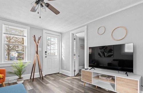North East Cottage | Lake life meets Wine country! Quiet oasis close to the fun ππ·ππ‘β¨οΈ