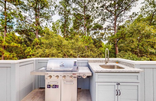 West Livingston House | Lake Livingston Home with Rooftop Patio & Grill, Game Room & EV Charger