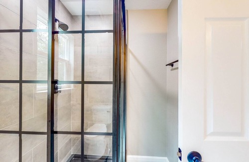 West Livingston House | Lake Livingston Home with Rooftop Patio & Grill, Game Room & EV Charger
