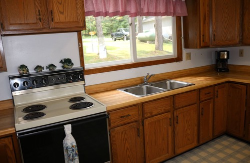 Loretto Cottage | Lake Louise cottage near Loretto Michigan