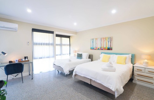 Morisset Bed & Breakfast | Lake Macquarie Manor - Your semi-rural oasis with extra space for everyone