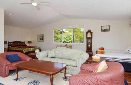 Morisset Park Apartment | Lake Macquaries' Edgewater Studio at Morisset Memories