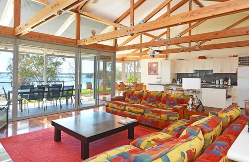 Morisset Park House | Lake Macquaries' Edgewater Escape at Morisset Memories