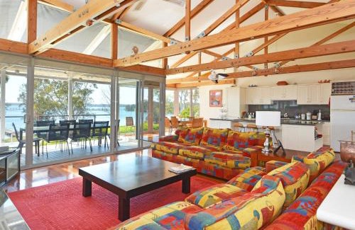 Morisset Park House | Lake Macquaries' Edgewater Escape at Morisset Memories