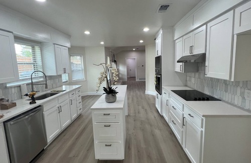 Grapevine House | Lake & Main st. This this beautiful home has it all in reach