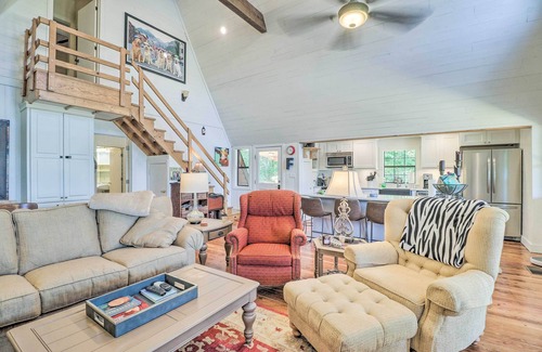 Little Kowaliga Cabin | Lake Martin Cabin w/Luxury Dock & Kayaks!