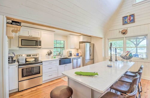 Little Kowaliga Cabin | Lake Martin Cabin w/Luxury Dock & Kayaks!