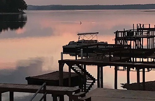 Eclectic House | Lake Martin Home ! Fresh Air and great for families and Auburn sports weekends!.