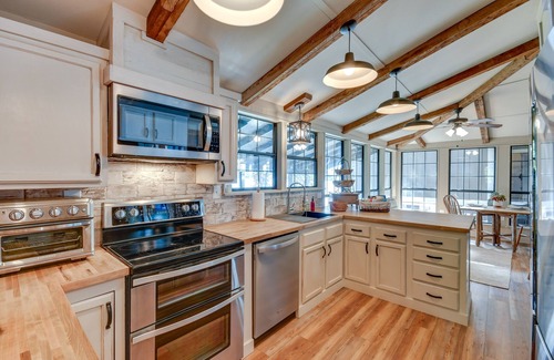 Smith Mountain Estates Cabin | Lake Martin Retreat w/Beach, Boat Dock + Fire Pit