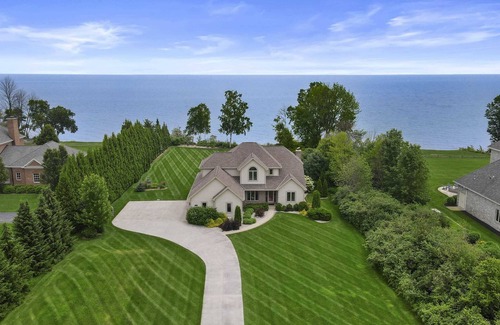 Newton House | Lake Michigan Beachfront - King Suite - Rec Room