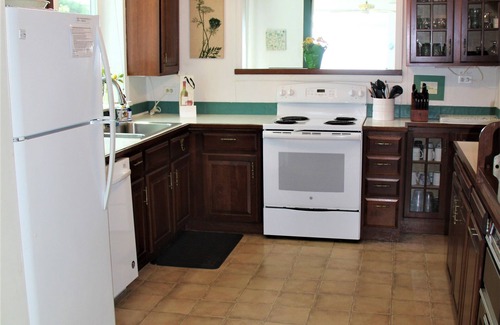 Onekama Cottage | Lake Michigan Cottage, Private Beach & Sunsets, Large Deck, Sleeps 15