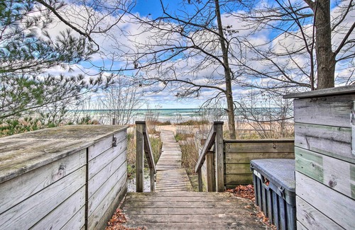 Mears Cottage | Lake Michigan Gem < Half-mi to Private Beach!