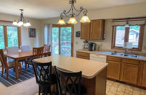 Tomahawk Apartment | Lake Mohawksin Shores Unit C, Upper One bedroom Lakeside Apartment