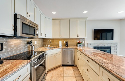 Chelan Condo | Lake & Mountain View Condo with Free WiFi, Shared Pool, Hot Tub, & Fitness Room