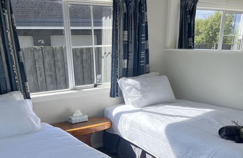 Nukuhau House | Lake & Mountain Views walking distance to CBD