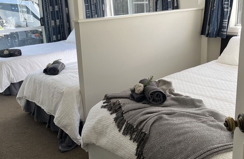 Nukuhau House | Lake & Mountain Views walking distance to CBD