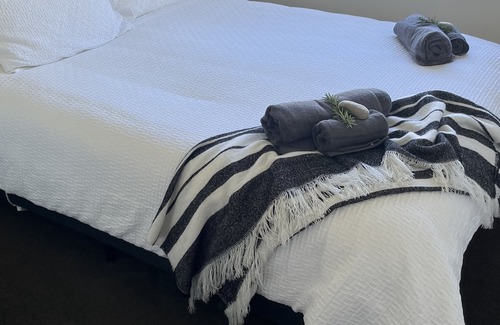 Nukuhau House | Lake & Mountain Views walking distance to CBD