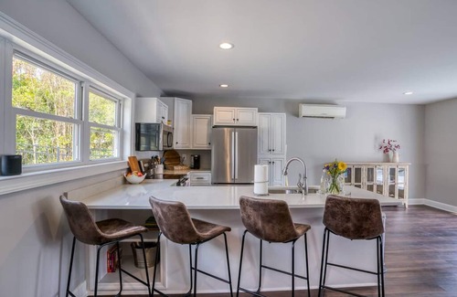 Leesville House | ✵Lake Murray | Lakeshore Lodge ✵ Waterfront + Pool