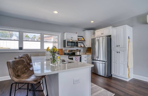 Leesville House | ✵Lake Murray | Lakeshore Lodge ✵ Waterfront + Pool