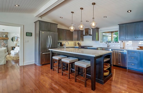 Muskoka Lakes Cottage | Lake Muskoka, 6 bdrm, 5 bath, level land, sandy beach, sauna, coach house!