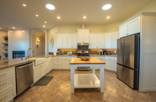 Bradley House | Lake Naci Estate w/Pool, swim up bar, 2nd hot tub, sleeps 18!