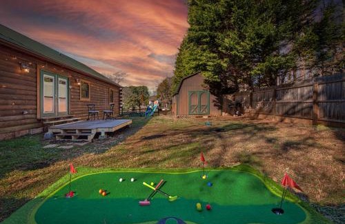 Mayhew House | Lake Norman Retreat with Hot Tub, Kayaks & Paddleboards