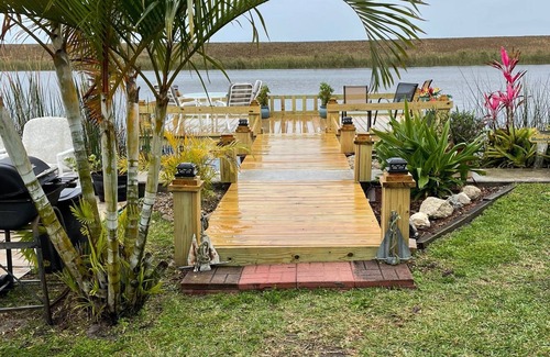 Okeechobee Cabin | Lake Okeechobee Waterview Cabin with dock!
