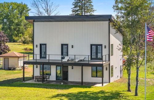 Waterport House | Lake Ontario Hideaway - Nature and Stillness Await!