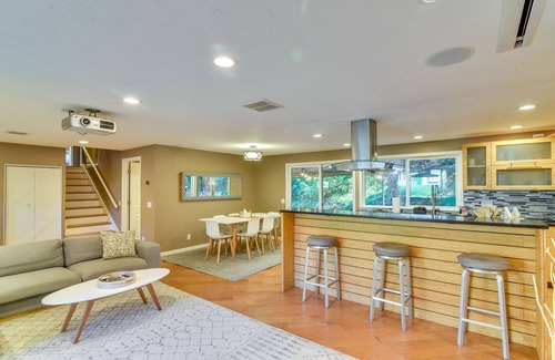 Palisades House | Lake Oswego Home w/Covered Patio: Near Portland!