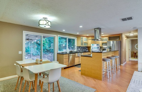 Palisades House | Lake Oswego Home w/Covered Patio: Near Portland!