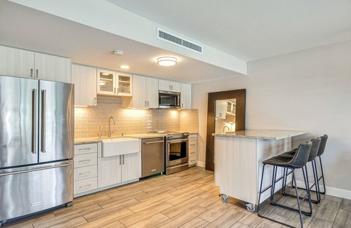 Oldtown Condo | Lake Oswego Waterfront Condo w/BBQ Grill & Dock!