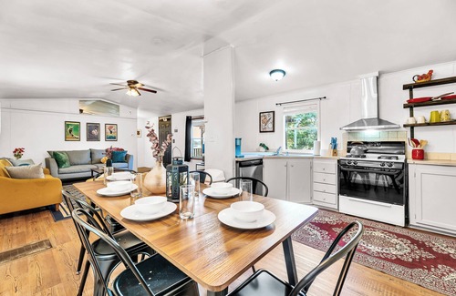 Chandler House | Lake Palestine Lake Homes ideal for Retreat & Events - accomodate 20+