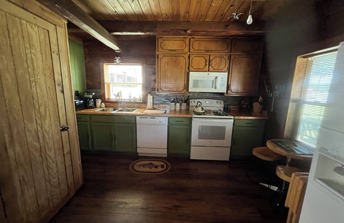Gordon House | Lake Palo Pinto Rustic, waterfront cabin Steps from private boat dock