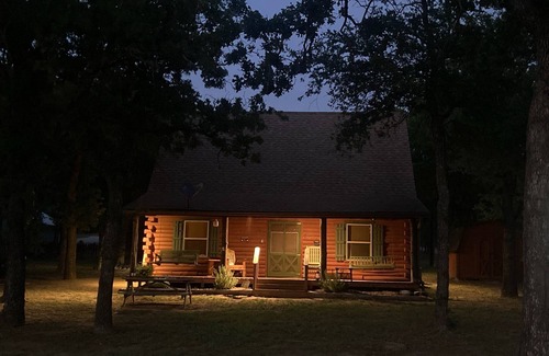 Gordon House | Lake Palo Pinto Rustic, waterfront cabin Steps from private boat dock