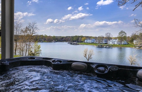 Huddleston House | Lake Point Manor on Smith Mountain Lake, wifi, hot-tub, kayaks, dog allowed