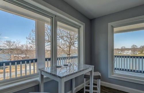 Huddleston House | Lake Point Manor on Smith Mountain Lake, wifi, hot-tub, kayaks, dog allowed