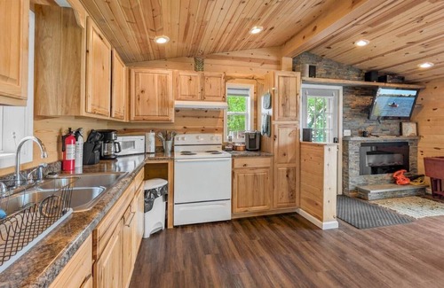 Farwell House | "Lake Rachel Retreat"- Fish, Swim, Play!