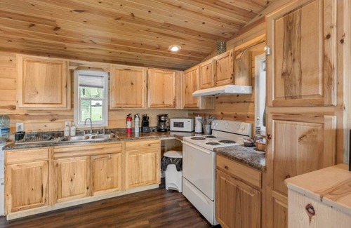 Farwell House | "Lake Rachel Retreat"- Fish, Swim, Play!