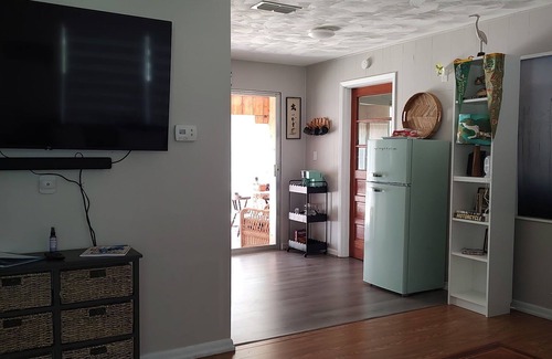 Dunnellon Cottage | Lake Retreat, 2-bedroom, Dogs Welcome, 8 miles to Rainbow River, Sleeps 4