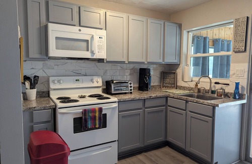 Dunnellon Cottage | Lake Retreat, 2-bedroom, Dogs Welcome, 8 miles to Rainbow River, Sleeps 4