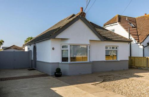 Hamworthy House | Lake Retreat - Short Walk to Hamworthy Beach and Park